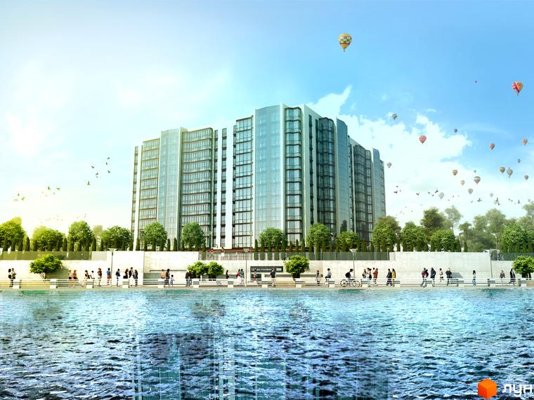 Багатоповерховий будинок Житлового комплексу Сімейний Lux зі скляними фасадами та вигнутою формою. На передньому плані набережна з людьми та водойма, у небі повітряні кулі.