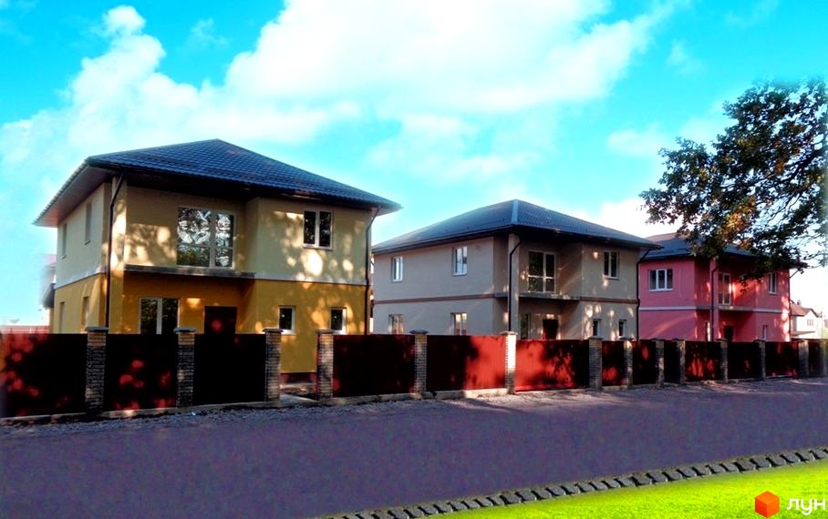 Фото будинків у Котеджному містечку Village-Мархалівка. Двоповерхові будівлі з темними дахами, коричнева огорожа, зелена трава та блакитне небо.