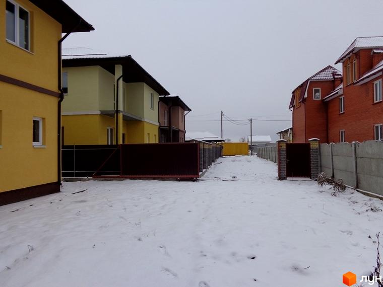 Зображення Котеджне містечко Village-Мархалівка. Вигляд на будинок та прибудинкову територію взимку.