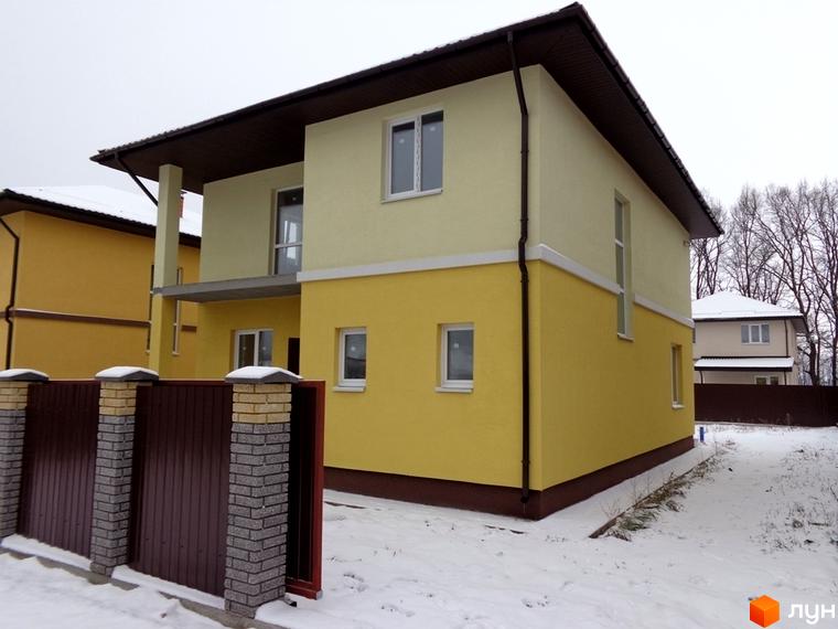 Зображення двоповерхового будинку в Котеджному містечку Village-Мархалівка. Вигляд фасаду та частина прибудинкової території взимку.