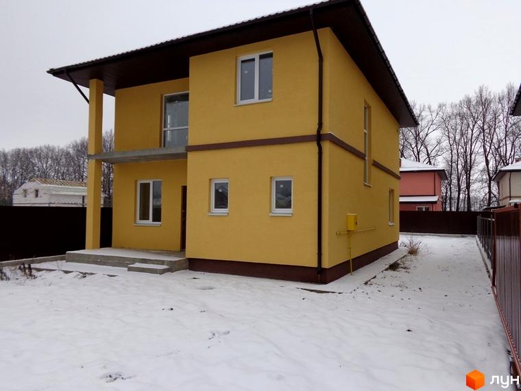 Зображення двоповерхового будинку в Котеджному містечку Village-Мархалівка. Вигляд фасаду та прибудинкової території взимку.
