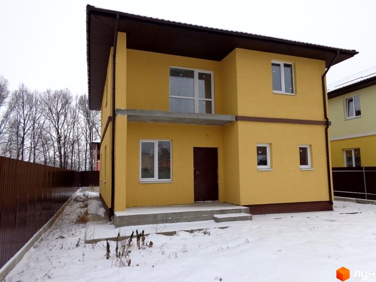 Зображення двоповерхового будинку в Котеджному містечку Village-Мархалівка. Навколо будинку видно сніг та дерева.