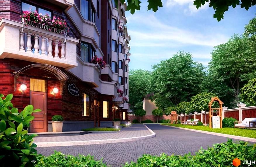 Фасад Клубного будинку Покровський з червоної цегли та світлими балконами з квітами. Прибудинкова територія має вимощені доріжки, багато зелені та дитячий майданчик.