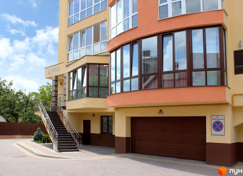 Зображення будинку на вулиці Юрія Руфа (Некрасова), 36. Фасад будівлі та сходи з металевими поручнями.