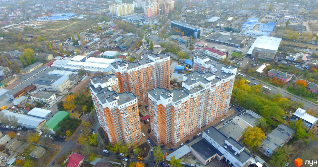 Житловий комплекс Романівський з висоти, оточений зеленими насадженнями та прибудинковою територією.