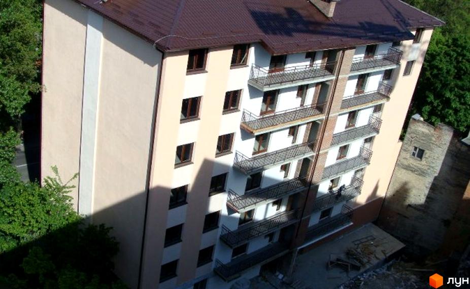 Зображення будинку на вулиці Горбачевського, 8. Багатоповерхова будівля з балконами та вікнами, оточена зеленню.