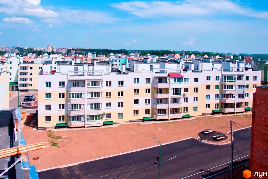 Зовнішній вигляд житлового комплексу Академічний з багатоповерховими будинками та прибудинковою територією.