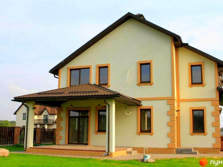 Зовнішній вигляд будинку житлового комплексу КМ Swiss Village з терасою та прибудинковою територією.