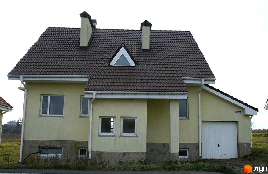 Зображення будинку житлового комплексу КМ Скіфський. Двоповерховий будинок з коричневою черепичною покрівлею, світлими стінами та гаражем.