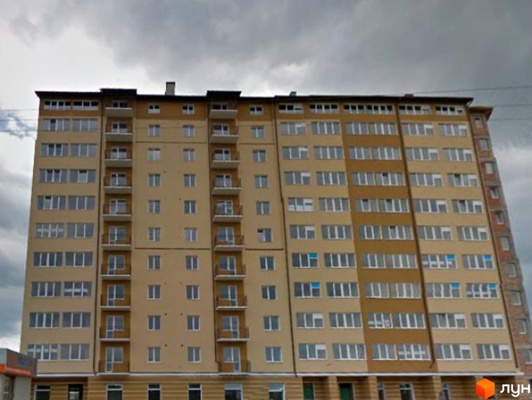 Фото фасаду багатоповерхового будинку на вул. Хмельницького, 96. Житловий комплекс з великою кількістю вікон та балконів на кожному поверсі.