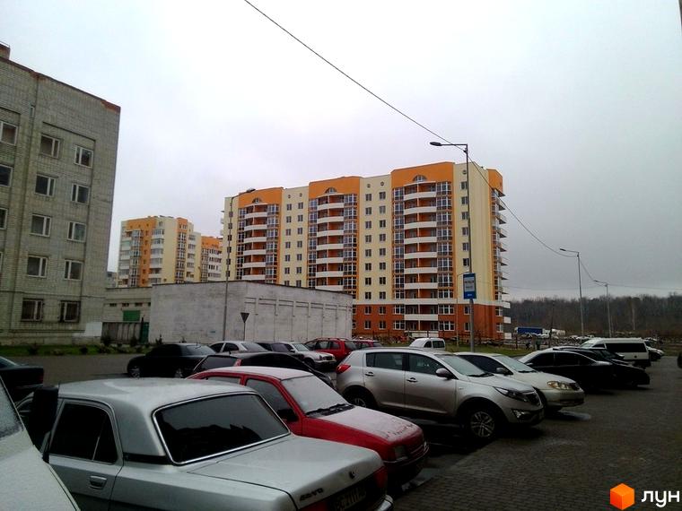 Житловий комплекс на вул. Червоної Калини, 72, 72а: багатоповерхові будинки з помаранчевими та світлими фасадами. На прибудинковій території розташований паркінг.