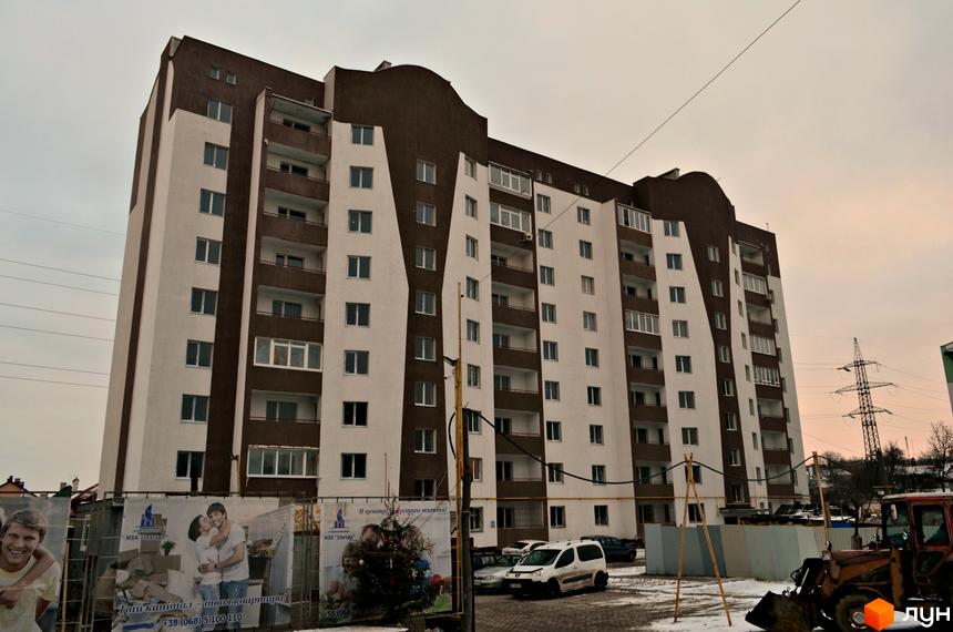 Зовнішній вигляд багатоповерхового будинку житлового комплексу 