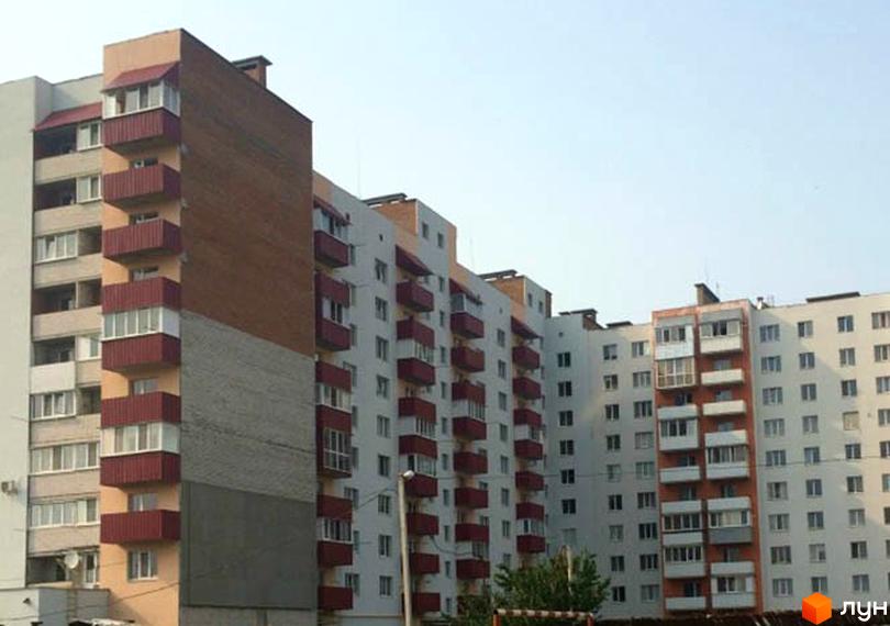 Зовнішній вигляд житлового комплексу на вул. Якова Гальчевського (Тимощука), 37. Багатоповерхові будинки з балконами та вікнами.