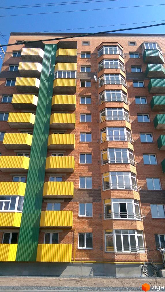 Фасад цегляного будинку з жовтими та зеленими балконами. Будівельний проєкт на вул. Вузька, 7а.