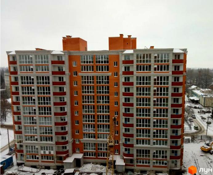 Зовнішній вигляд багатоповерхового будинку житлового комплексу на вул. Шевченка, 99а, 99б, 101а. Навколо будинку видно будівельні роботи та засніжену територію.