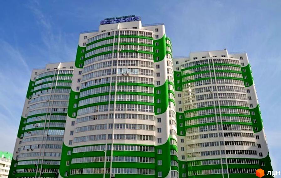 Житловий комплекс Острови з яскравим фасадом, виконаним у зелених тонах, оточений прибудинковою територією.