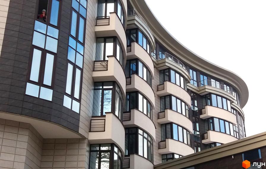 Зовнішній вигляд новобудови Park Tower з вигнутим фасадом та великими панорамними вікнами. Будинок має багато балконів та сучасне оздоблення.