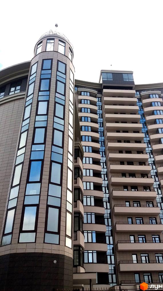 Житловий комплекс Park Tower: висотна будівля з вигнутою вежею, що має багато вікон, та секціями з балконами.