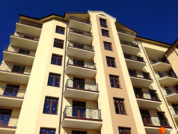 Багатоповерхова новобудова на вул. Лисенка, 16/20 з бежевим фасадом та численними балконами з металевими декоративними поручнями.