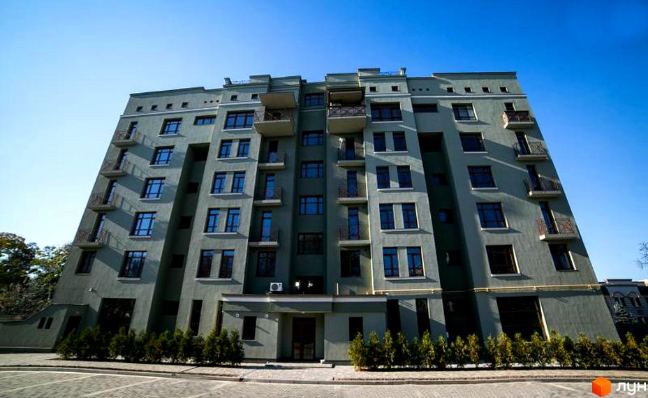 Клубний будинок „Парковий“ – це багатоповерхова новобудова з балконами та великими вікнами. Перед будинком розташовані зелені насадження та доглянута прибудинкова територія.