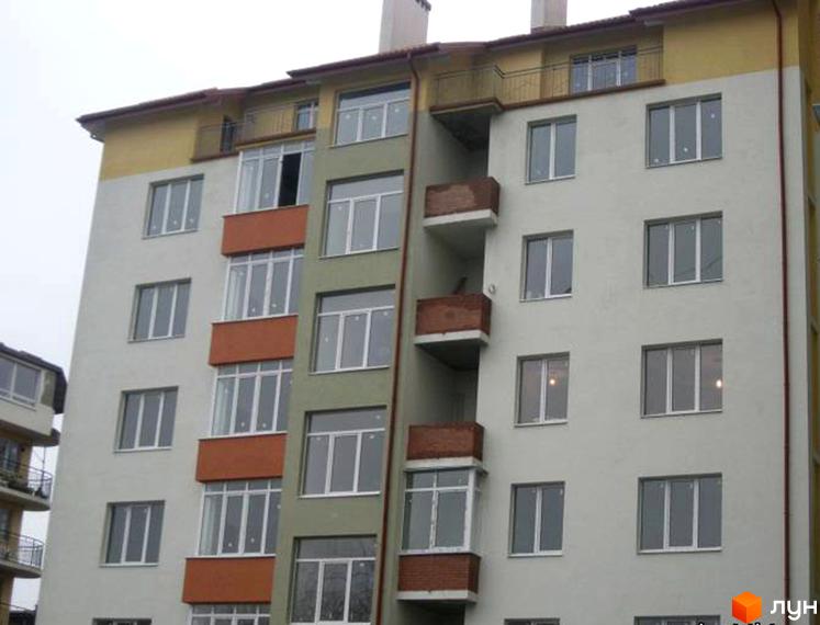 Новобудова на вул. Караджича, 29а, 29в, 29г: багатоповерховий будинок з світлим фасадом, оливковими та жовтими елементами, білими вікнами та балконами.