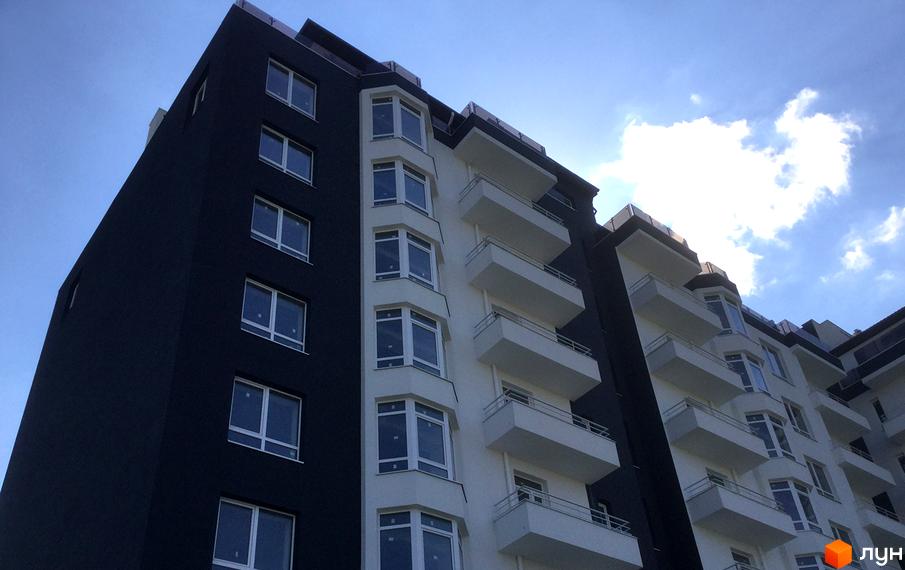 Фасад житлового комплексу Kaiser, що складається з двох секцій: одна чорного кольору, інша білого. Будинок має багато балконів та вікон.