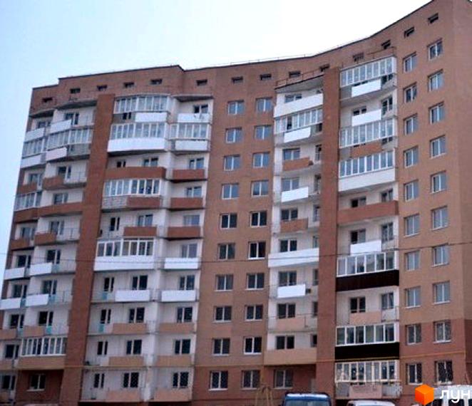 Житловий комплекс за адресою вул. Богдана Хмельницького, 275а: багатоповерховий будинок з коричневим фасадом та заскленими балконами.