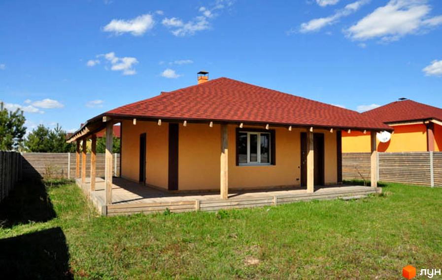 Одноповерховий будинок з жовтим фасадом, червоним дахом та дерев'яною верандою. Розташований у Котеджне містечко HappyTown, оточений зеленим газоном та дерев'яним парканом.