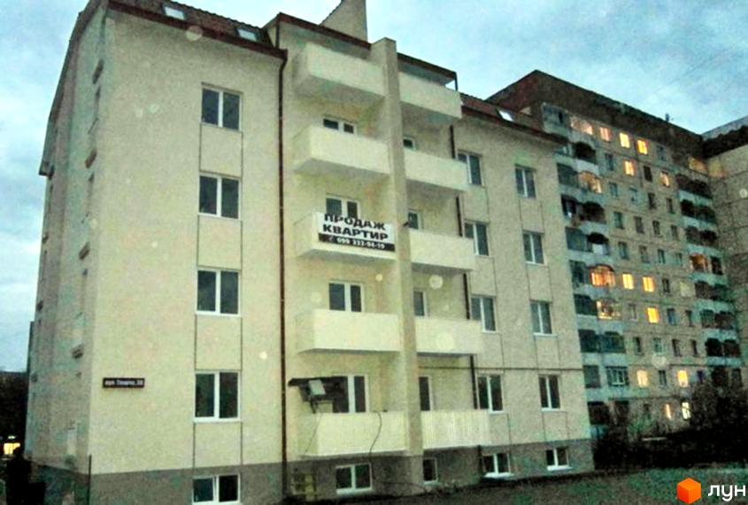 Зовнішній вигляд житлового комплексу на вул. Творча, 38. Багатоповерховий будинок з балконами та вікнами.