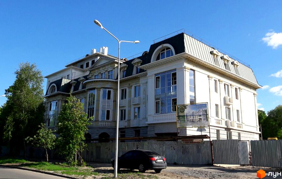 Житловий комплекс Парковий - елегантна новобудова з вишуканим фасадом та великими вікнами. Територія навколо будинку облаштована для комфортного проживання.