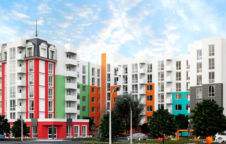 Новобудова на вул. Мічуріна з яскравим фасадом у червоних, зелених та помаранчевих кольорах. Прибудинкова територія з деревами та дитячим майданчиком.