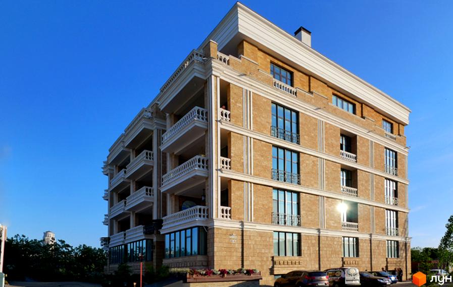 Житловий комплекс Liberty Estate з фасадом з пісковика. На території комплексу є парковка для автомобілів.