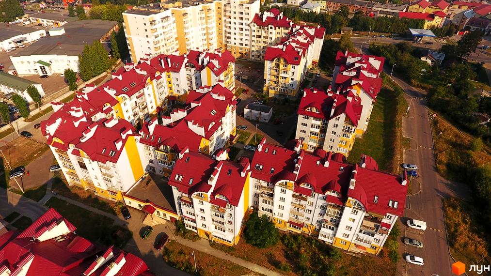 Новобудова на вул. Джорджа Вашингтона, 4а, 4б, 4в. Багатоповерхові будинки з червоними дахами та жовтими елементами фасаду, прибудинкова територія з дорогою та зеленими насадженнями.