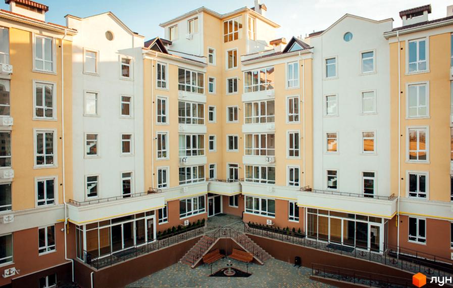 Житловий комплекс Якоря — багатоповерховий будинок з великою кількістю вікон. Внутрішній двір з бруківкою, лавками та невеликим фонтаном.