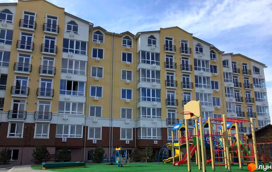 Житловий комплекс Якоря – багатоповерховий будинок з балконами та великими вікнами. На прибудинковій території розташований дитячий майданчик з гірками та гойдалками.