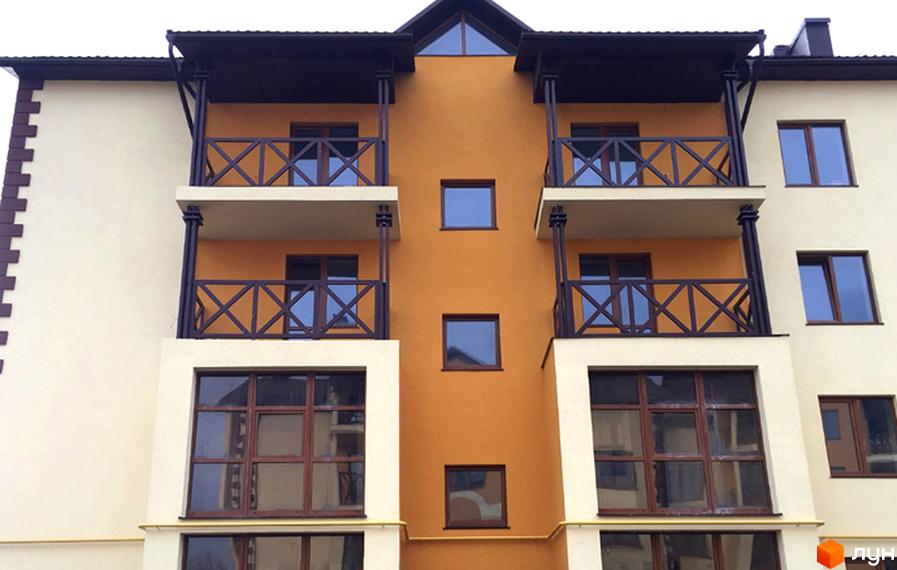 Зовнішній вигляд новобудови ЖК Віденська брама. Будинок має багатоповерхову структуру з балконами та великими вікнами.