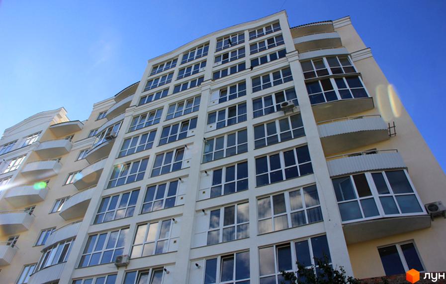 Зовнішній вигляд новобудови на вулиці Милорадовичів (Петровського), 55 та вулиці Володимира Івасюка (Менделєєва), 5. Багатоповерховий будинок з балконами та великою кількістю вікон.