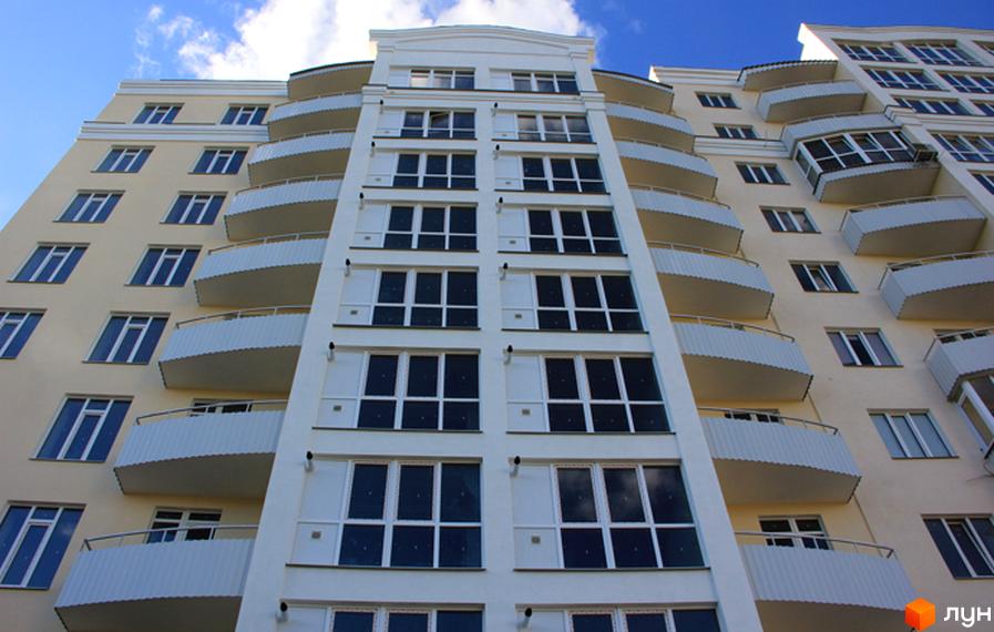 Зовнішній вигляд новобудови на вулиці Милорадовичів (Петровського), 55 та вулиці Володимира Івасюка (Менделєєва), 5. Будинок має багато вікон та балконів.