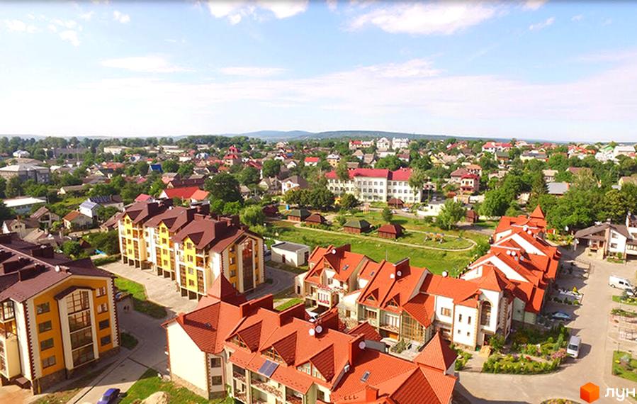 Житловий комплекс Віденська брама. Сучасні багатоповерхові будинки з червоними дахами та доглянутою прибудинковою територією.