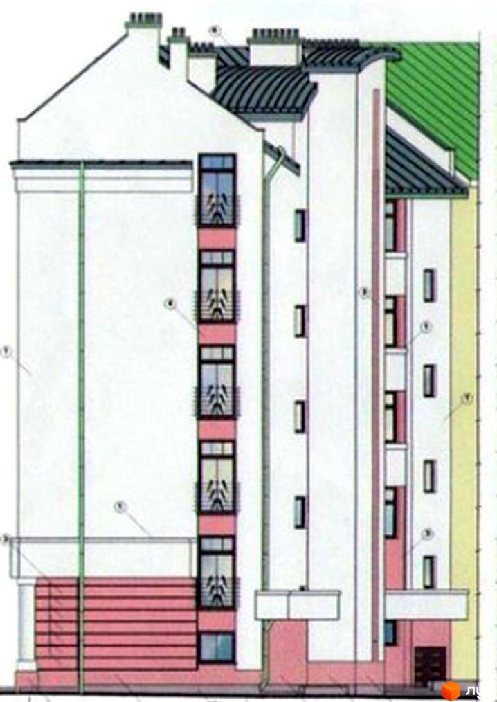 Зовнішній вигляд будинку по вул. Костомарова, 1/3. Фасад будівлі має біле оздоблення, з елементами рожевого кольору та великими вікнами з балконами. Дах будівлі покритий темною черепицею.