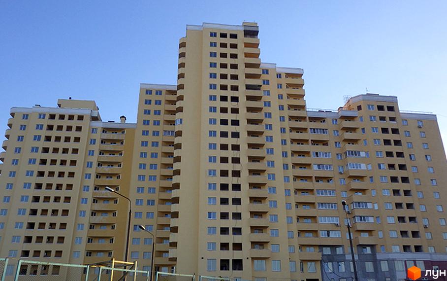 Житловий комплекс на вул. Євгена Харченка, 47-59, з висотними будинками та балконами. Прибудинкова територія з освітленням та огорожею.