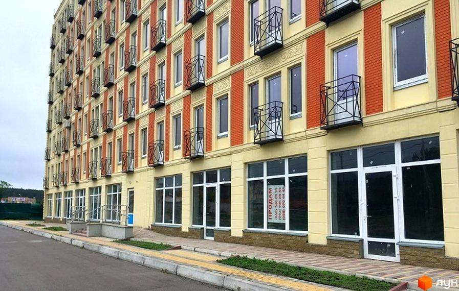 Новобудова ЖК Кошовий з цегляним фасадом та балконами. Зовнішній вигляд будинку та прибудинкової території.