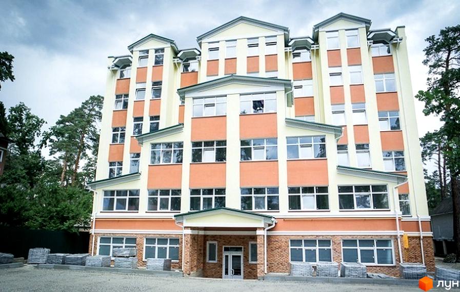 Зовнішній вигляд багатоповерхового будинку житлового комплексу на вул. Шевченка, 22б. Навколо будинку видно прибудинкову територію з будівельними матеріалами.