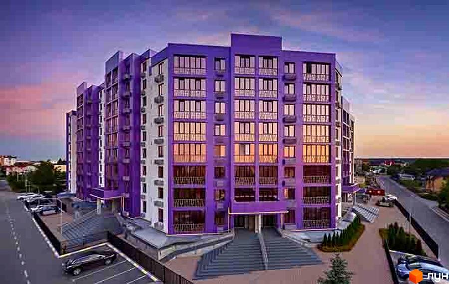 Новобудова ЖК Аметист з фіолетовим фасадом та великими вікнами. Біля будинку розташована прибудинкова територія з парковкою та дорогою.