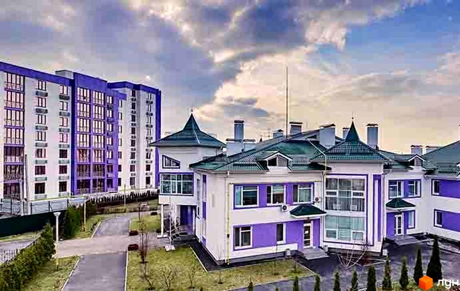 Житловий комплекс Аметист: сучасна архітектура з фіолетовими акцентами та зелені дахи. Прибудинкова територія з доглянутими газонами та доріжками.