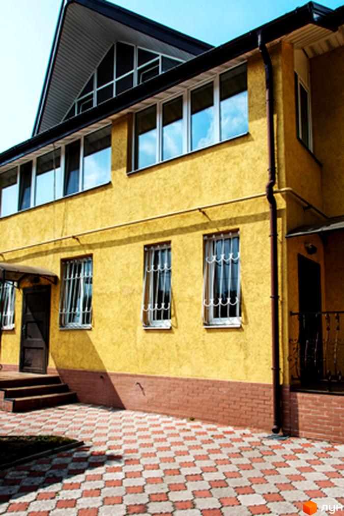 Зовнішній вигляд двоповерхового таунхаусу 