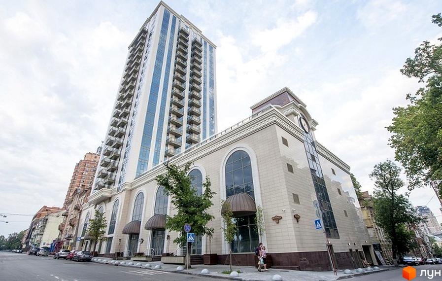 Житловий комплекс Арт Холл з сучасним фасадом та великими вікнами, прибудинкова територія з зеленими насадженнями.