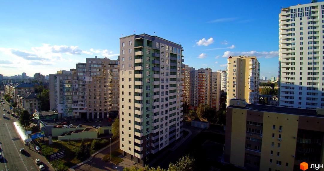 Новобудова на просп. Валерія Лобановського (Червонозоряний), 15/7, Київ. Багатоповерхові будинки з балконами та вікнами.