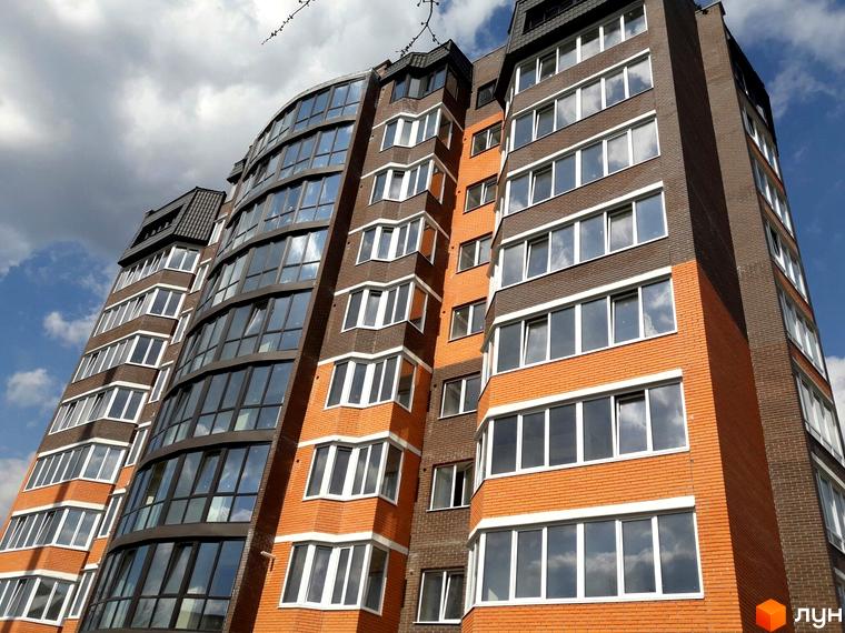 Житловий комплекс Затишок - фасади з цегли та панорамного скління, сучасна архітектура. Фото новобудови.