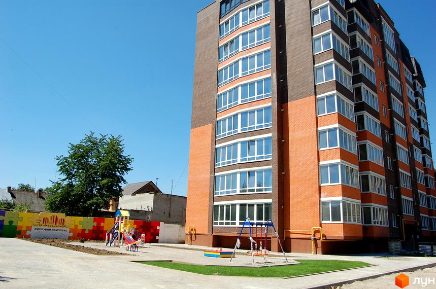 Житловий комплекс Затишок – цегляна новобудова з великою кількістю вікон та дитячим майданчиком на прибудинковій території. Сучасний житловий комплекс із різнокольоровим фасадом та зоною відпочинку.